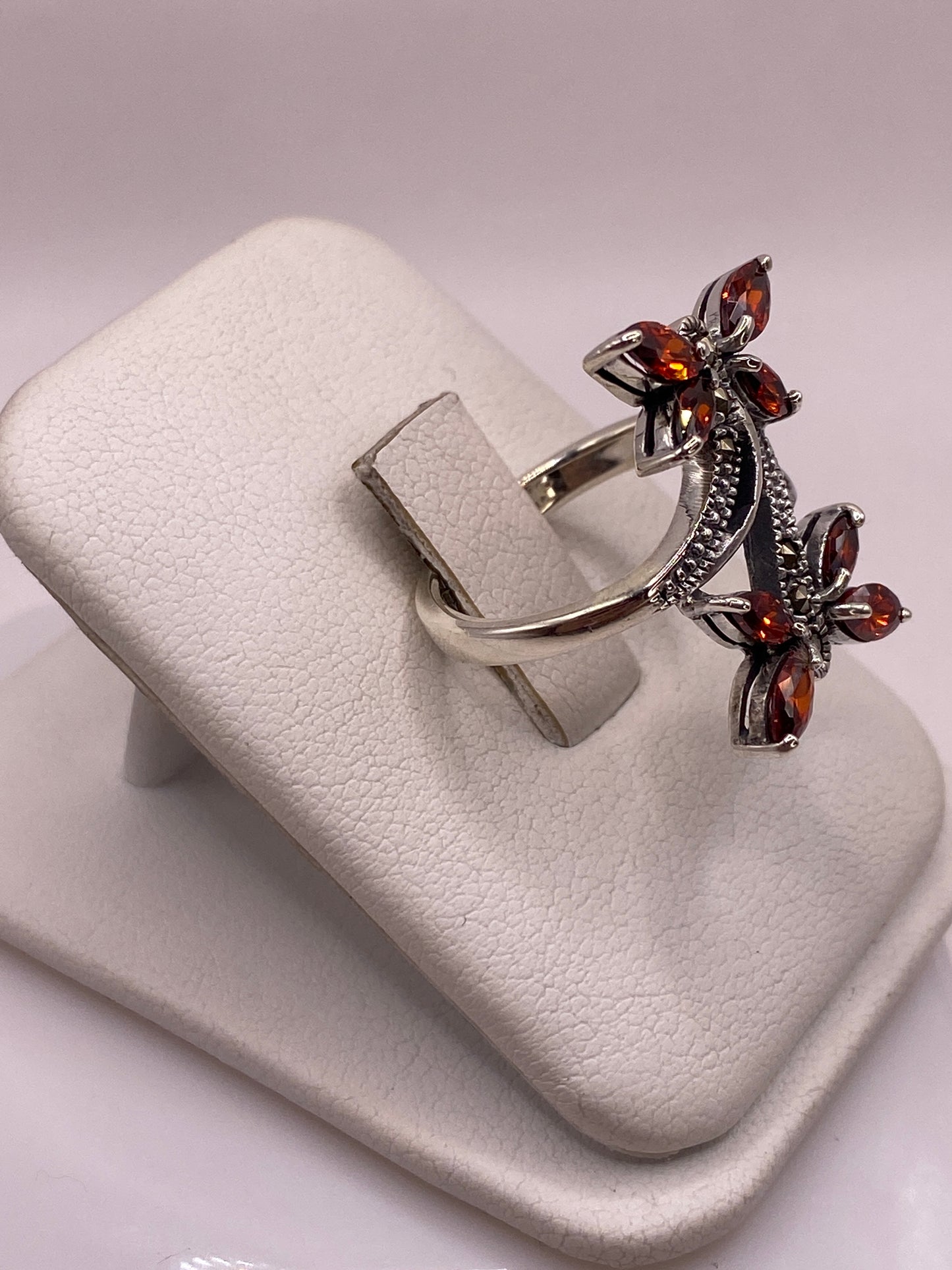Vista lateral del anillo vintage mariposa en plata .925 de Taxco