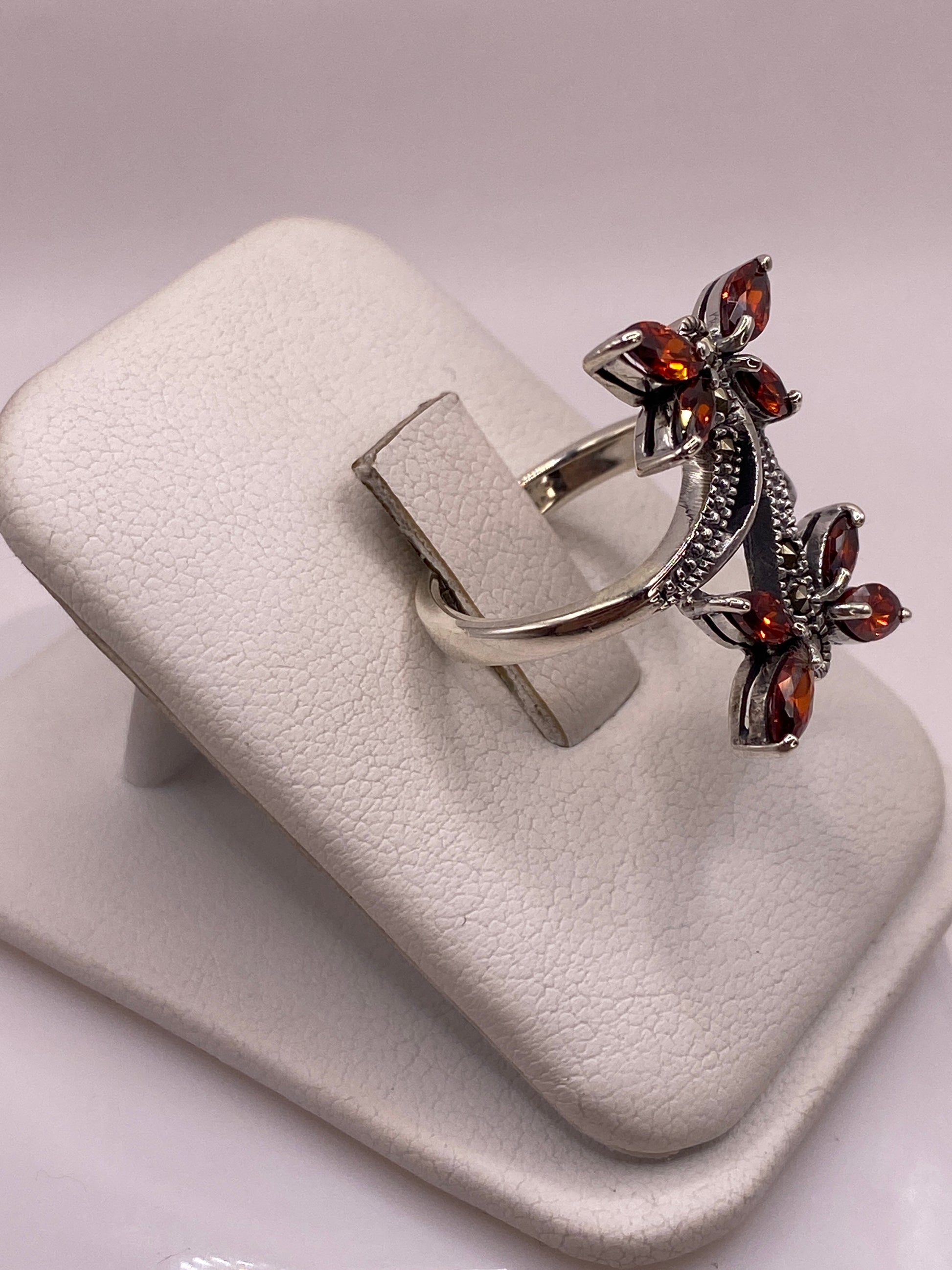 Vista lateral del anillo vintage mariposa en plata .925 de Taxco