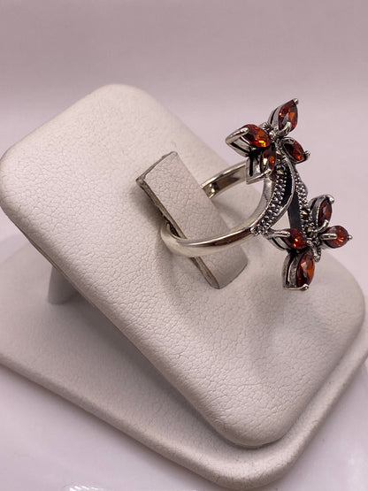 Vista lateral del anillo vintage mariposa en plata .925 de Taxco