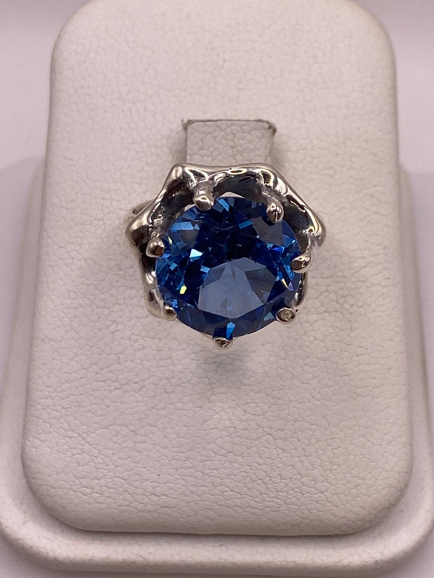 Anillo de plata solitario con circonia azul brillante en estuche blanco