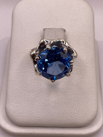 Anillo de plata solitario con circonia azul brillante en estuche blanco