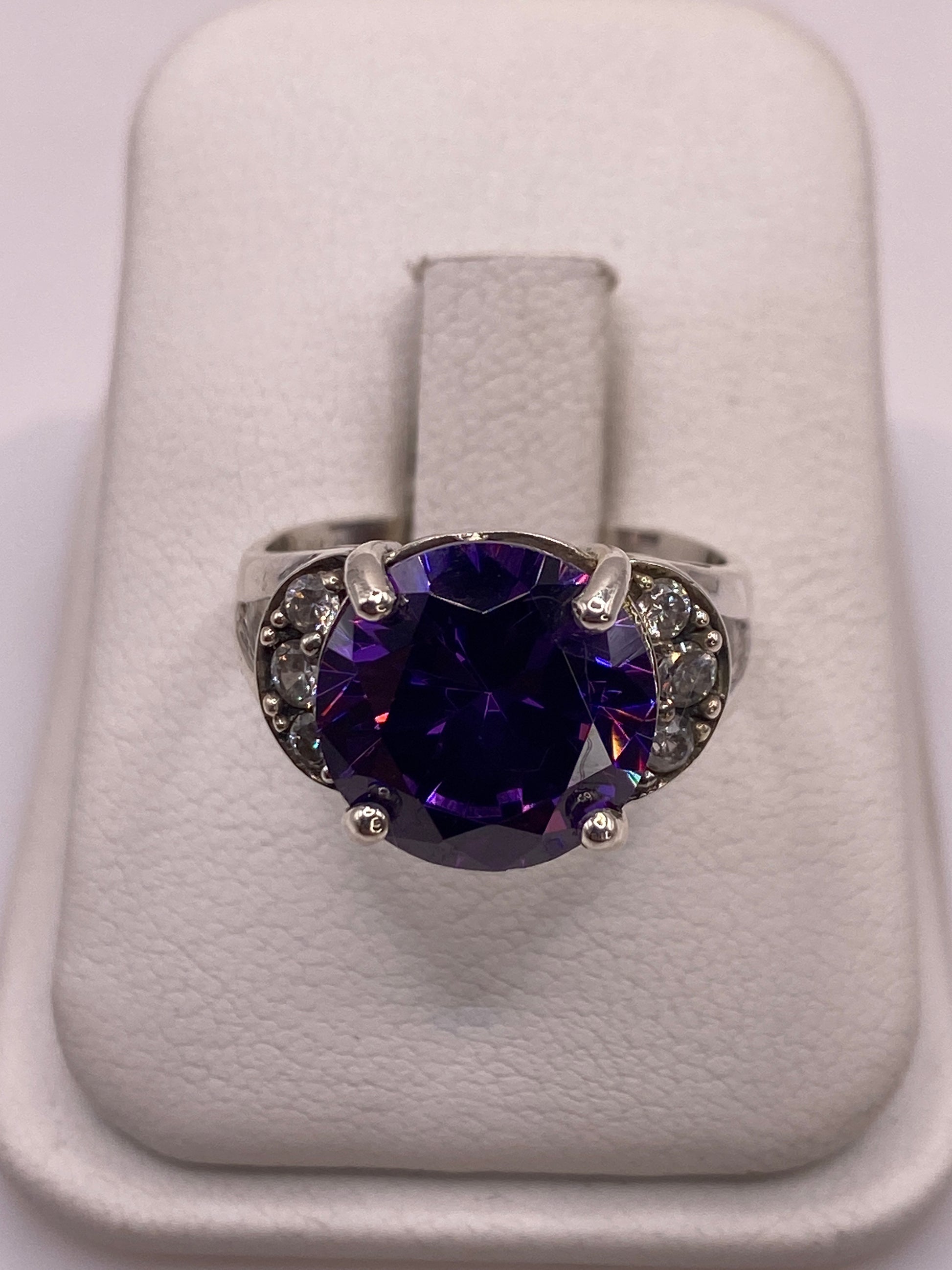 Anillo de plata solitario con circonia morada en estuche blanco