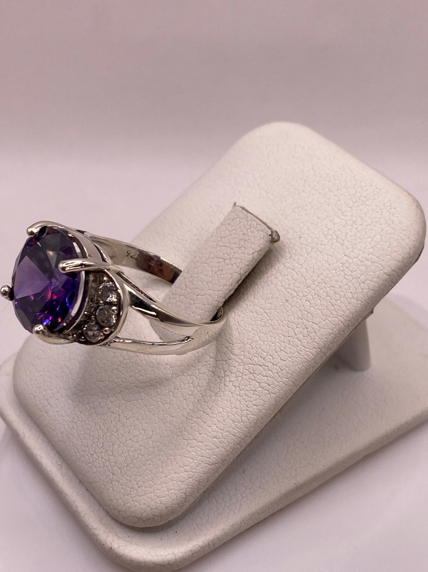Vista lateral del anillo solitario morado en plata .925 con sello MEXICO