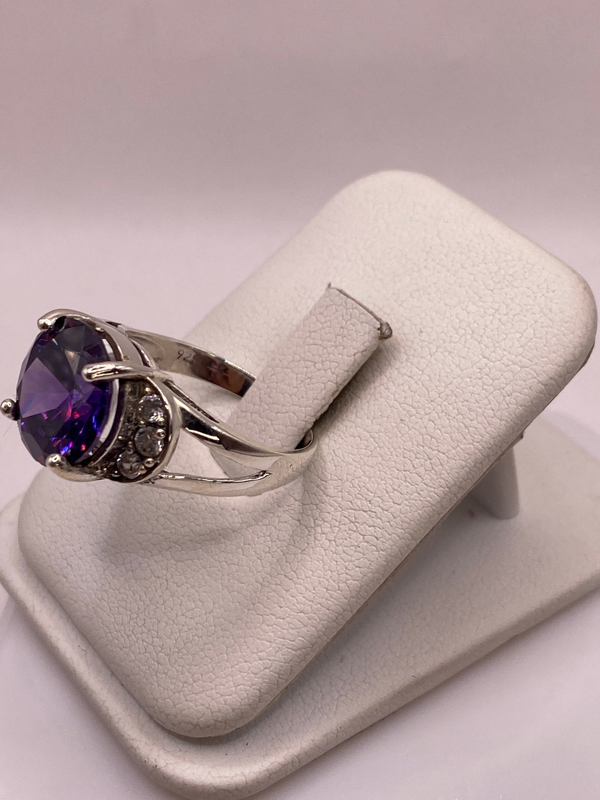 Vista lateral del anillo solitario morado en plata .925 con sello MEXICO