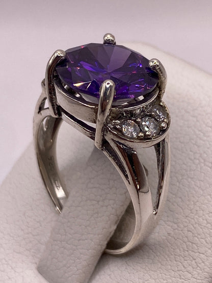 Detalle del engaste de circonia morada en plata, mostrando brillo intenso