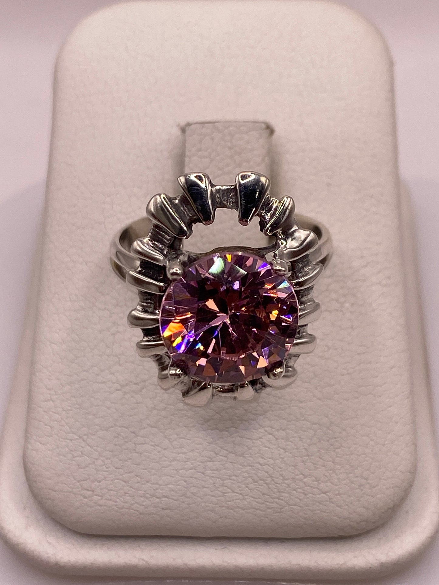 Anillo de plata .925 con circonia rosa facetada en caja de presentación blanca