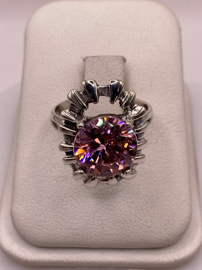 Anillo de plata .925 con circonia rosa facetada en caja de presentación blanca