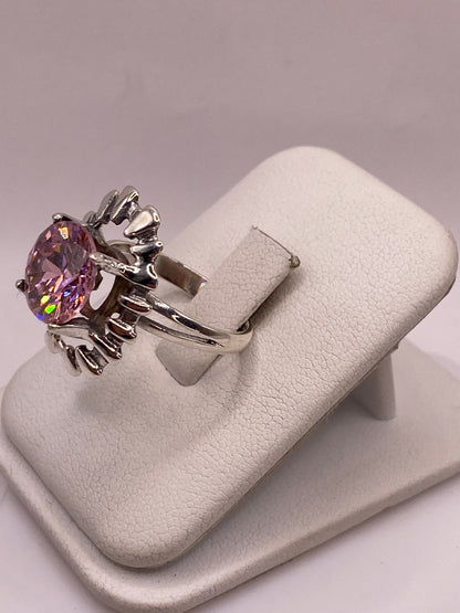 Detalle lateral del anillo solitario mostrando la circonia rosa y brillo de fuego
