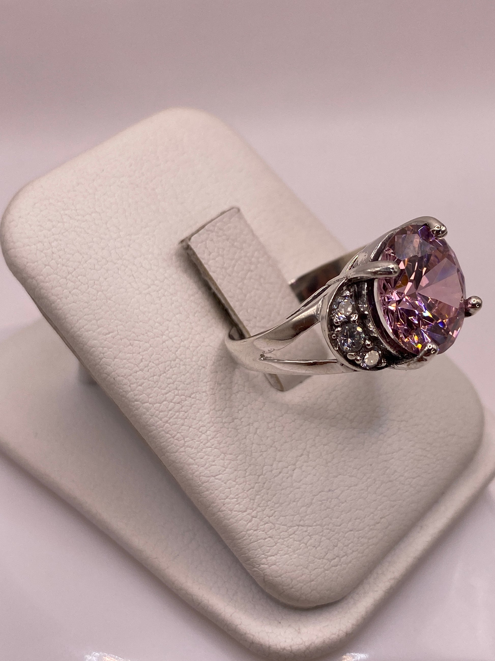 Vista lateral del anillo coctel de plata .925 con circonia rosa brillante