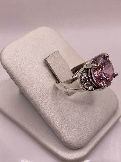 Vista lateral del anillo coctel de plata .925 con circonia rosa brillante