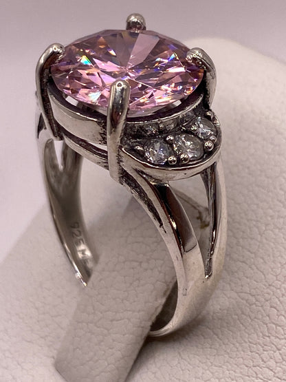 Detalle del frente del anillo mostrando la faceta de la circonia rosa y brillo tipo diamante