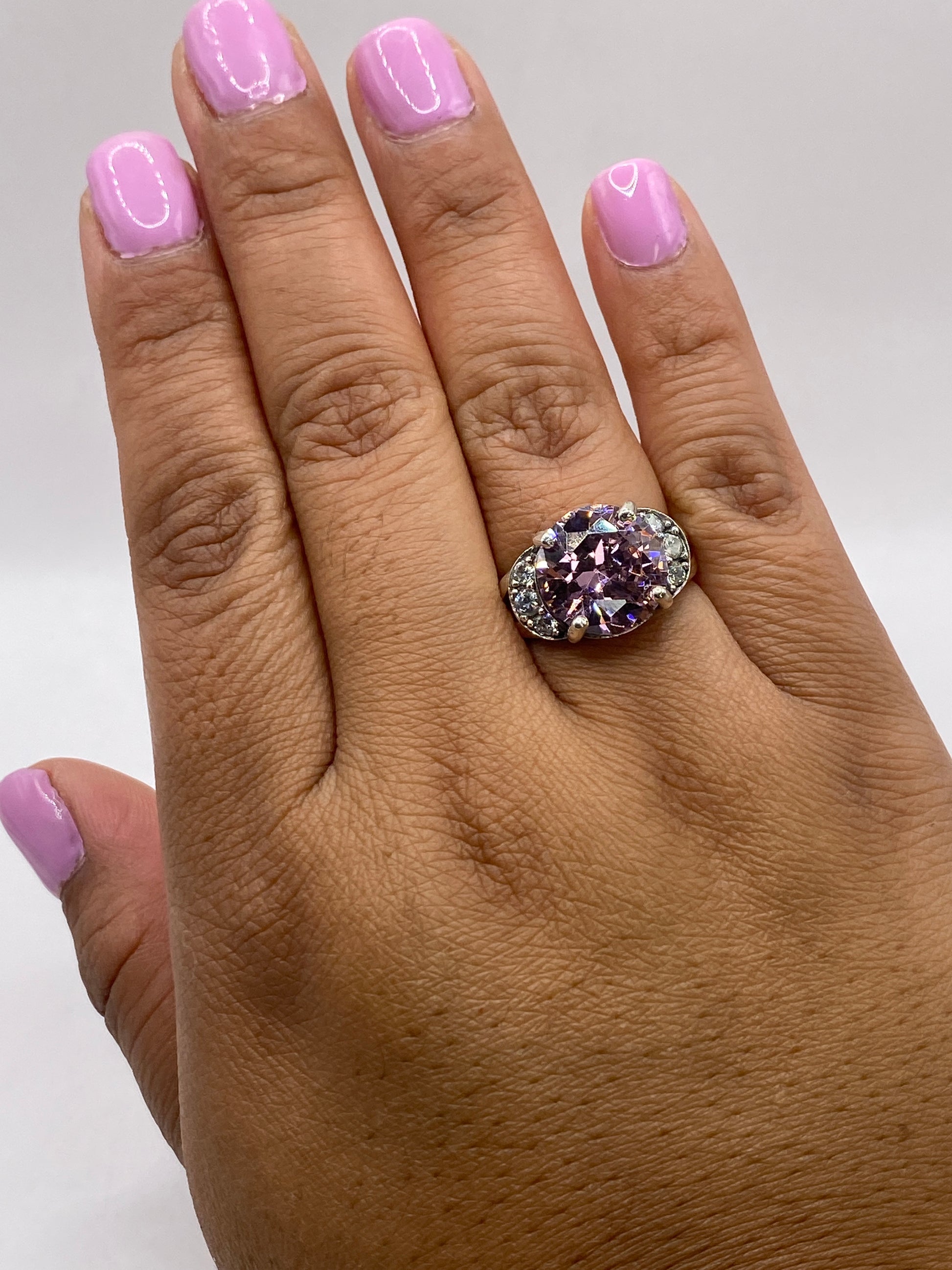 Anillo solitario de plata .925 con marca de autenticidad, sobre fondo blanco