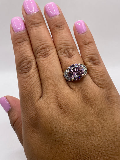 Anillo solitario de plata .925 con marca de autenticidad, sobre fondo blanco