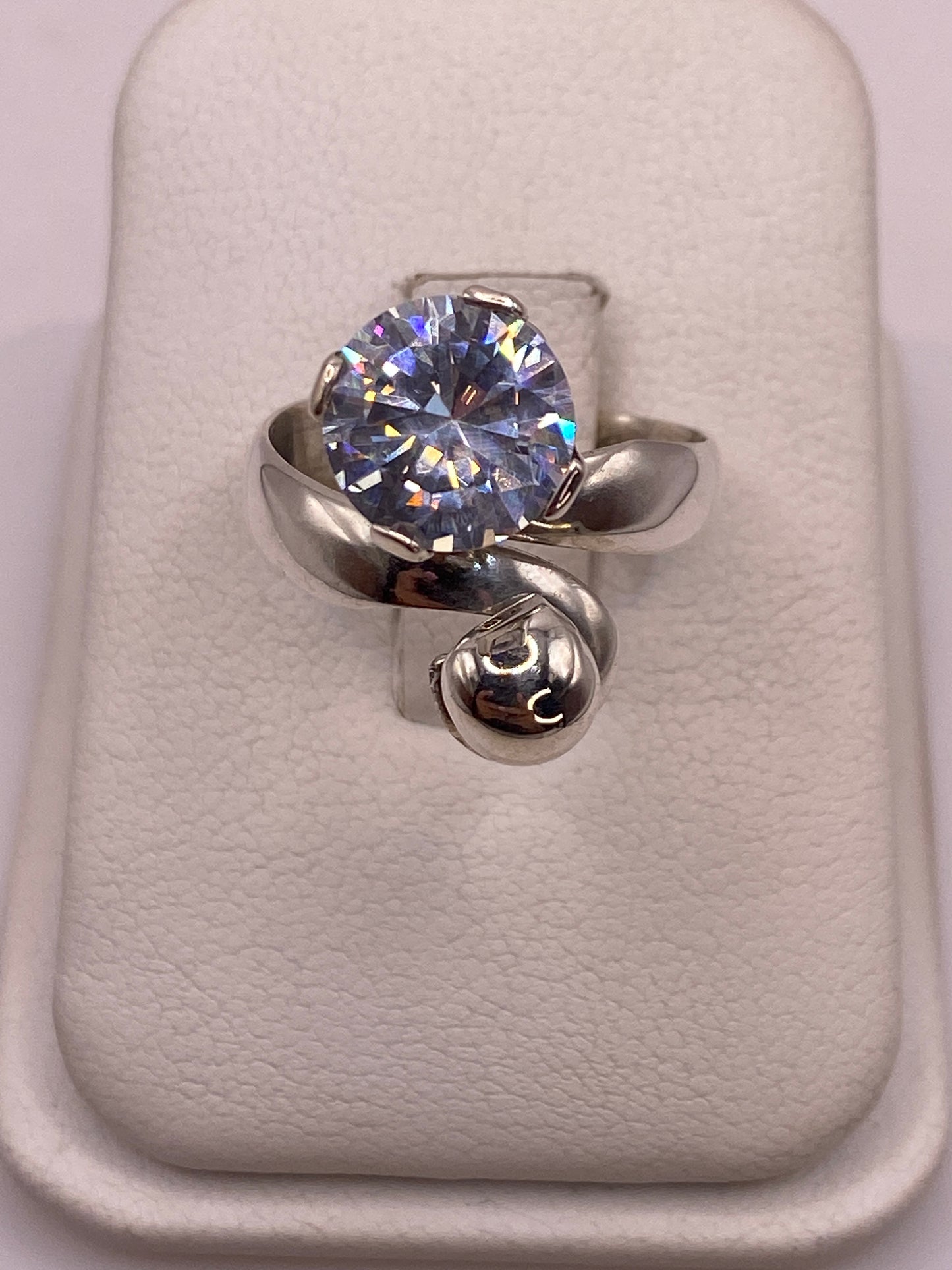 Anillo de plata con circonia blanca solitaria en engaste de garra, vista frontal