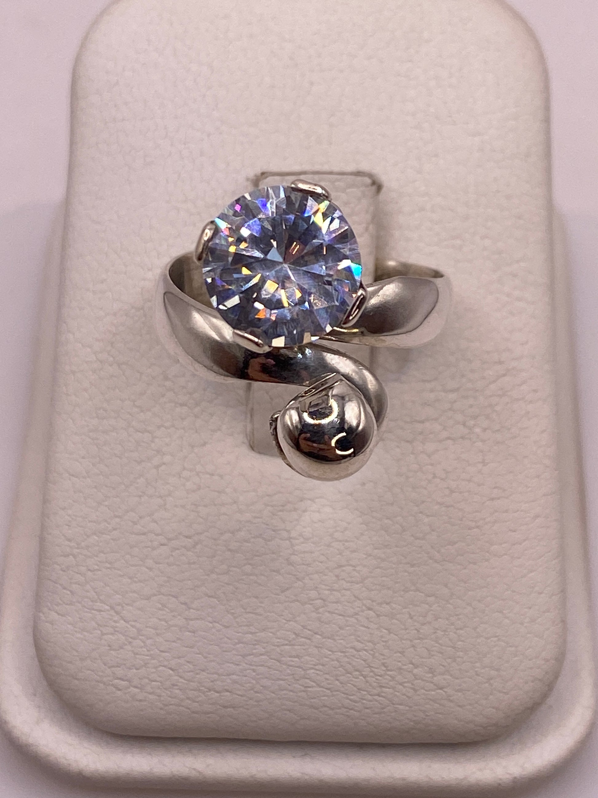 Anillo de plata con circonia blanca solitaria en engaste de garra, vista frontal