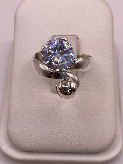 Anillo de plata con circonia blanca solitaria en engaste de garra, vista frontal