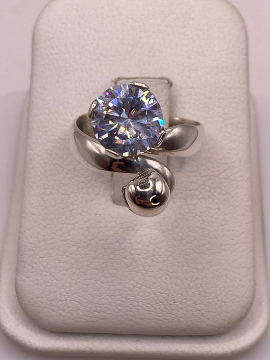 Anillo de plata con circonia blanca solitaria en engaste de garra, vista frontal