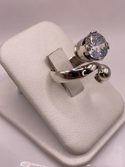 Anillo ajustable de plata .925 con circonia brillante, vista lateral