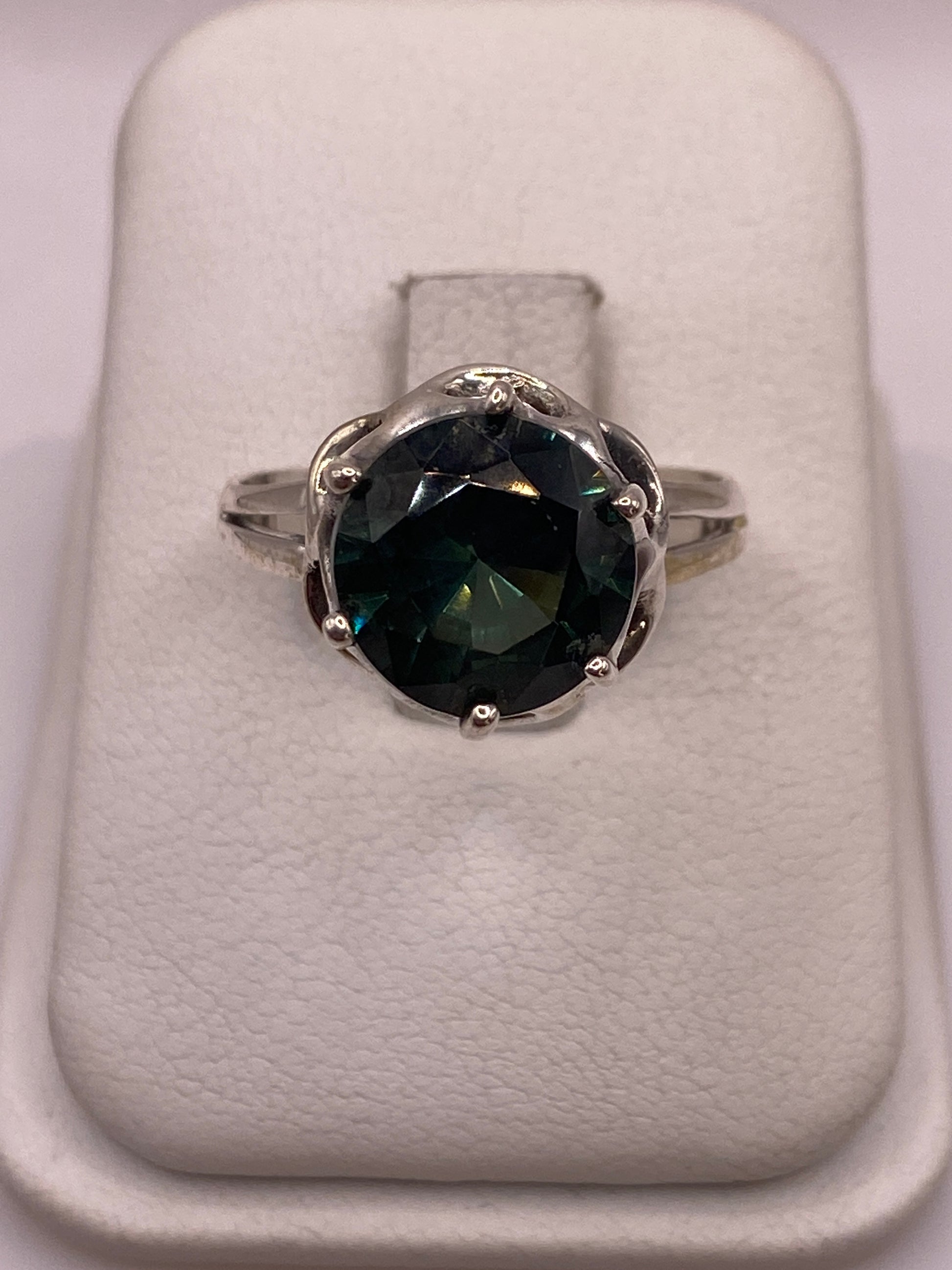 Anillo solitario de plata .925 con circonia verde en caja de presentación blanca