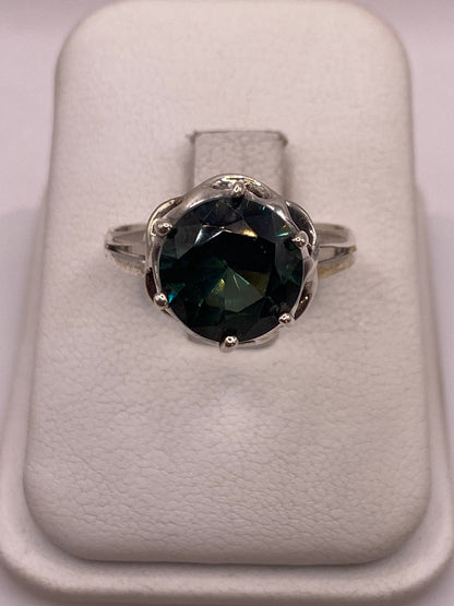 Anillo solitario de plata .925 con circonia verde en caja de presentación blanca