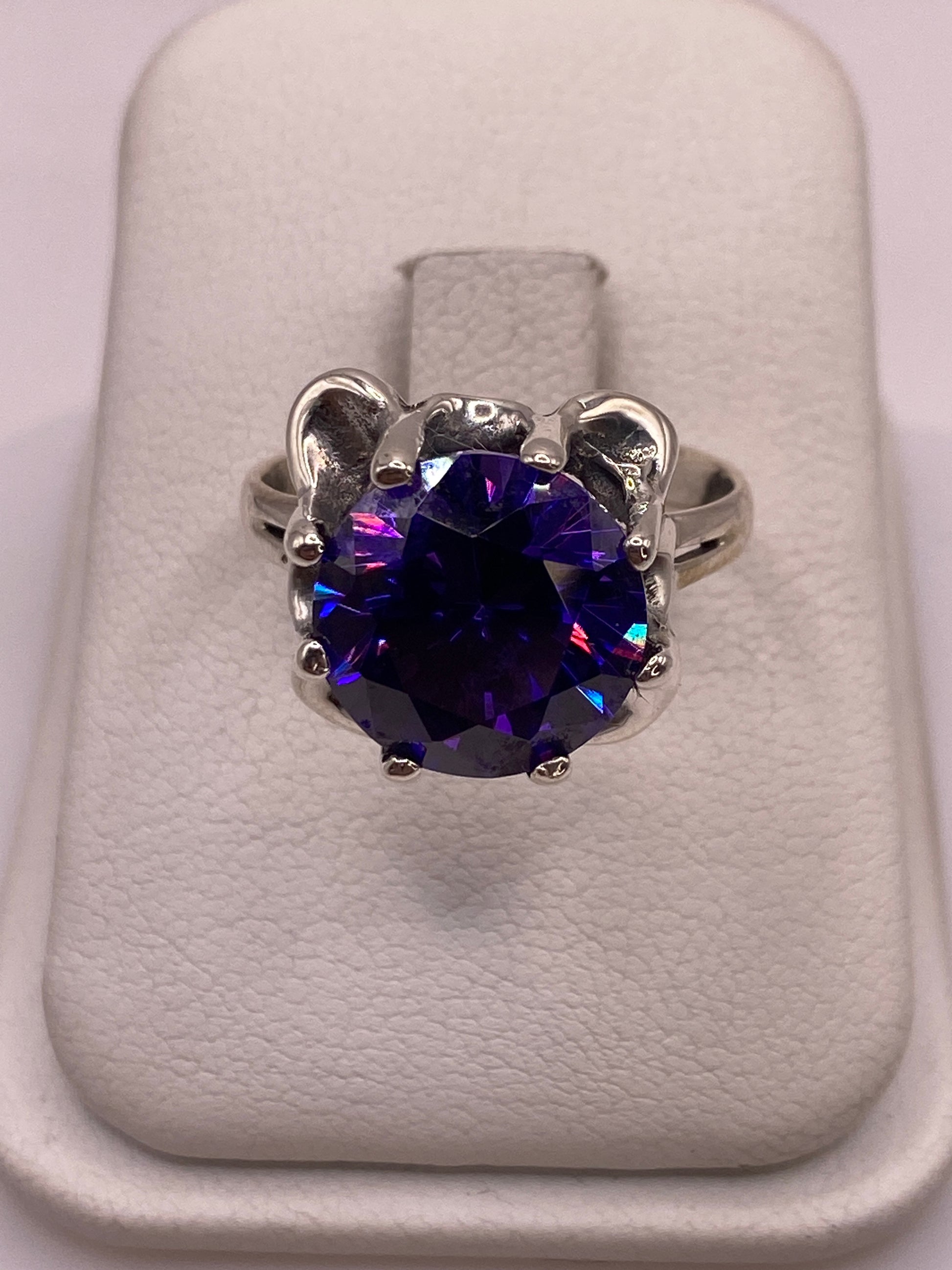 Anillo de plata coctel con circonia morada facetada en soporte floral