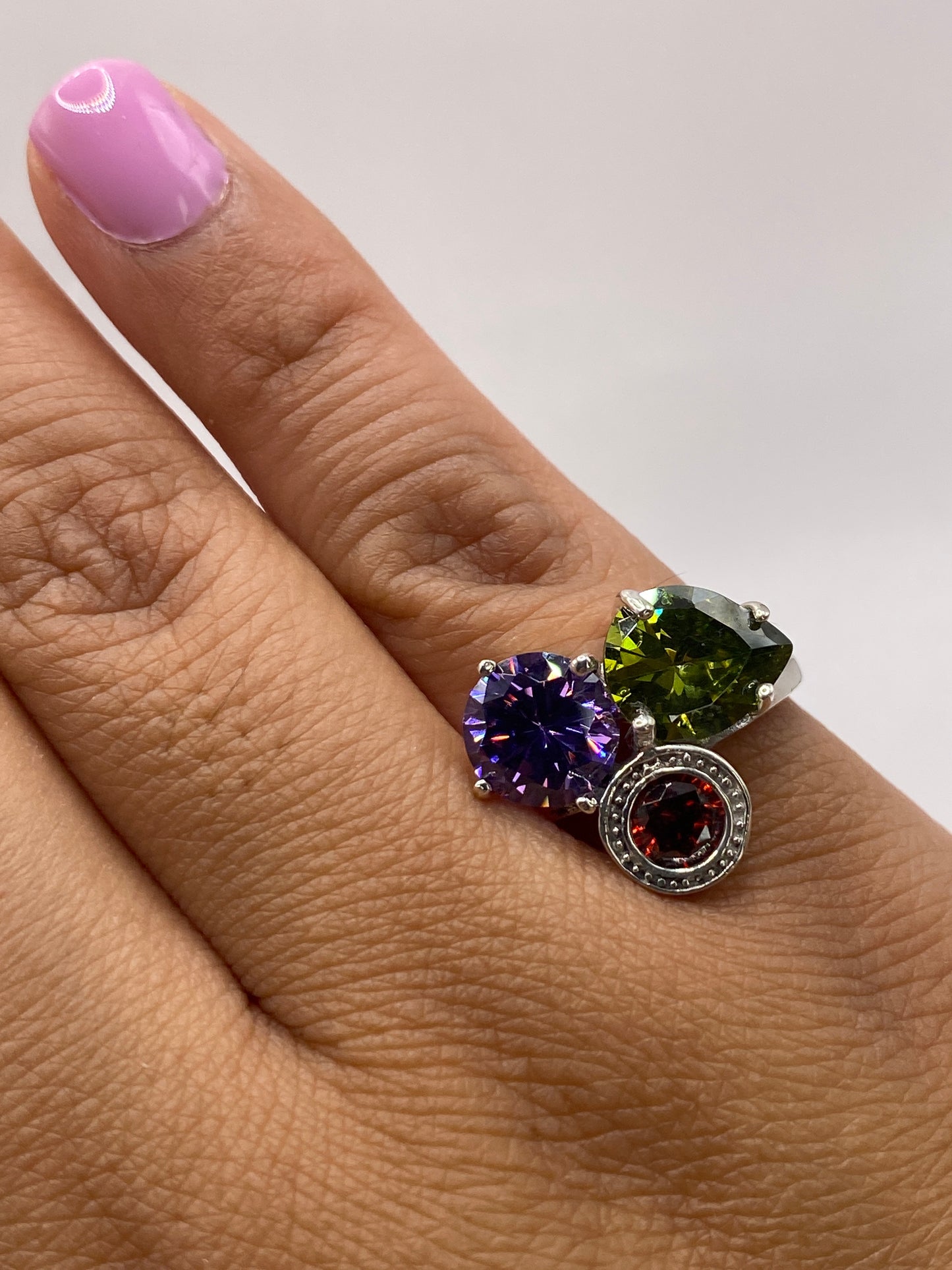 Anillo de plata sobre fondo blanco mostrando el sello 925