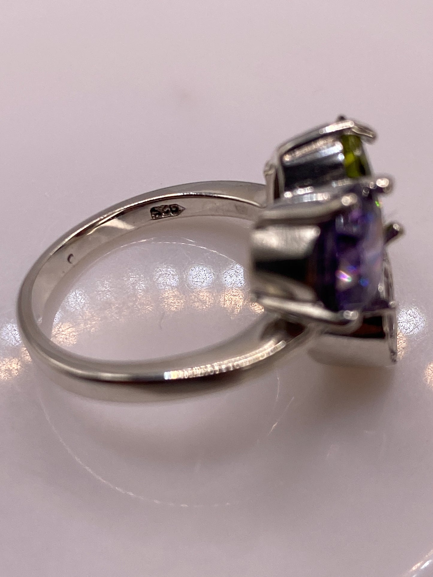 Anillo de Plata Tres Circonias Multicolor — Coctel Elegante — foto 5