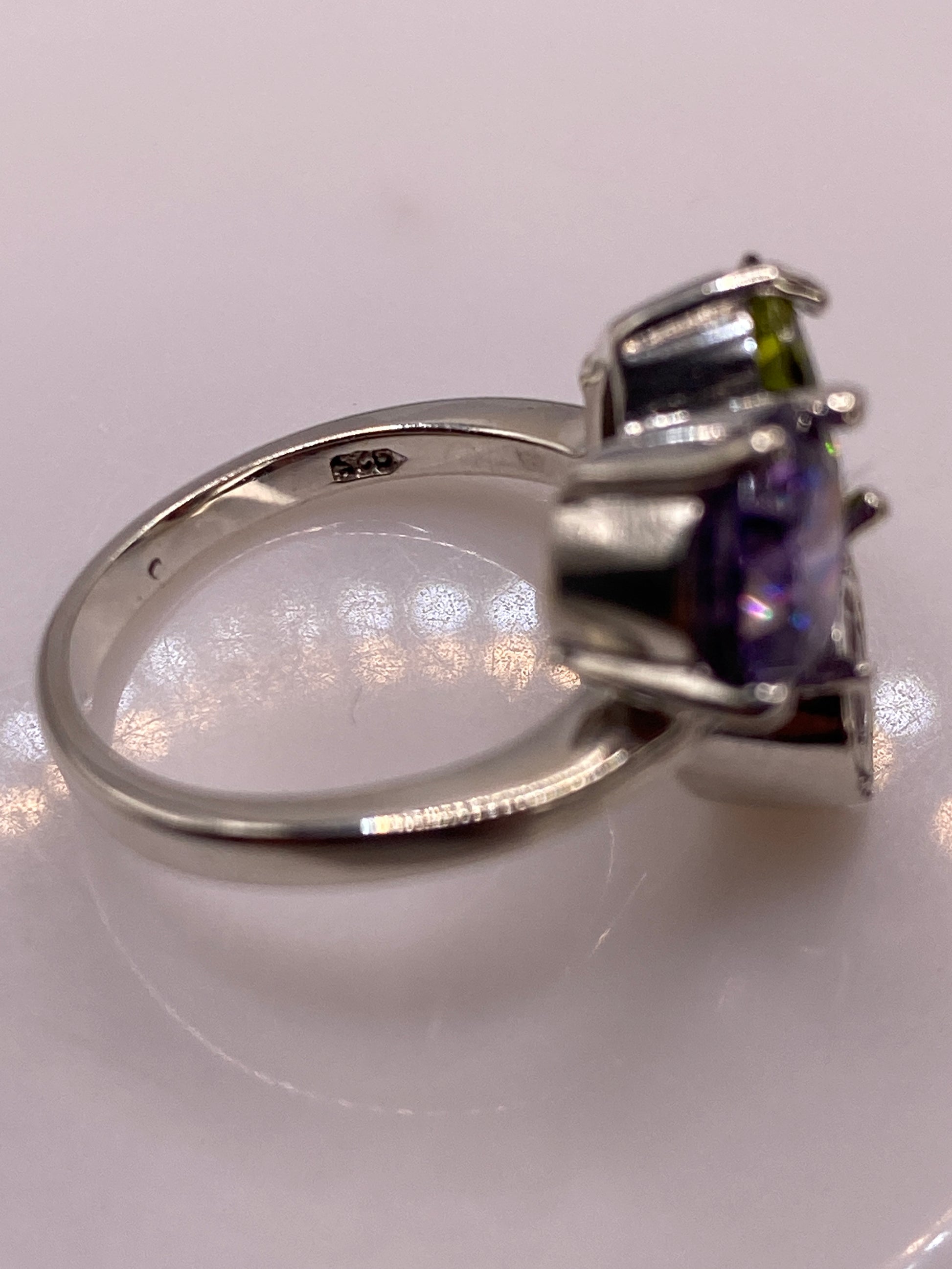 Anillo de Plata Tres Circonias Multicolor — Coctel Elegante — foto 5