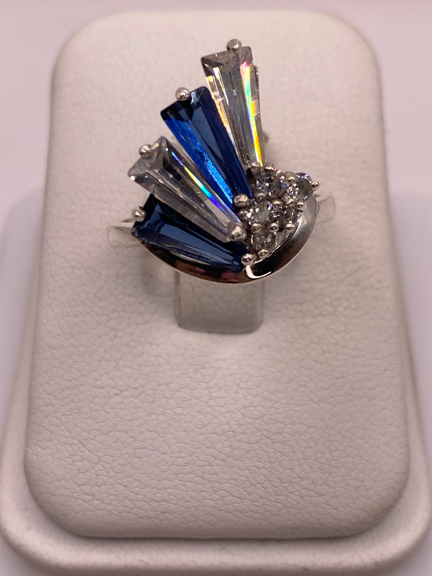 Anillo de Plata Circonia Azul Baguette — Geométrico Moderno — foto 1