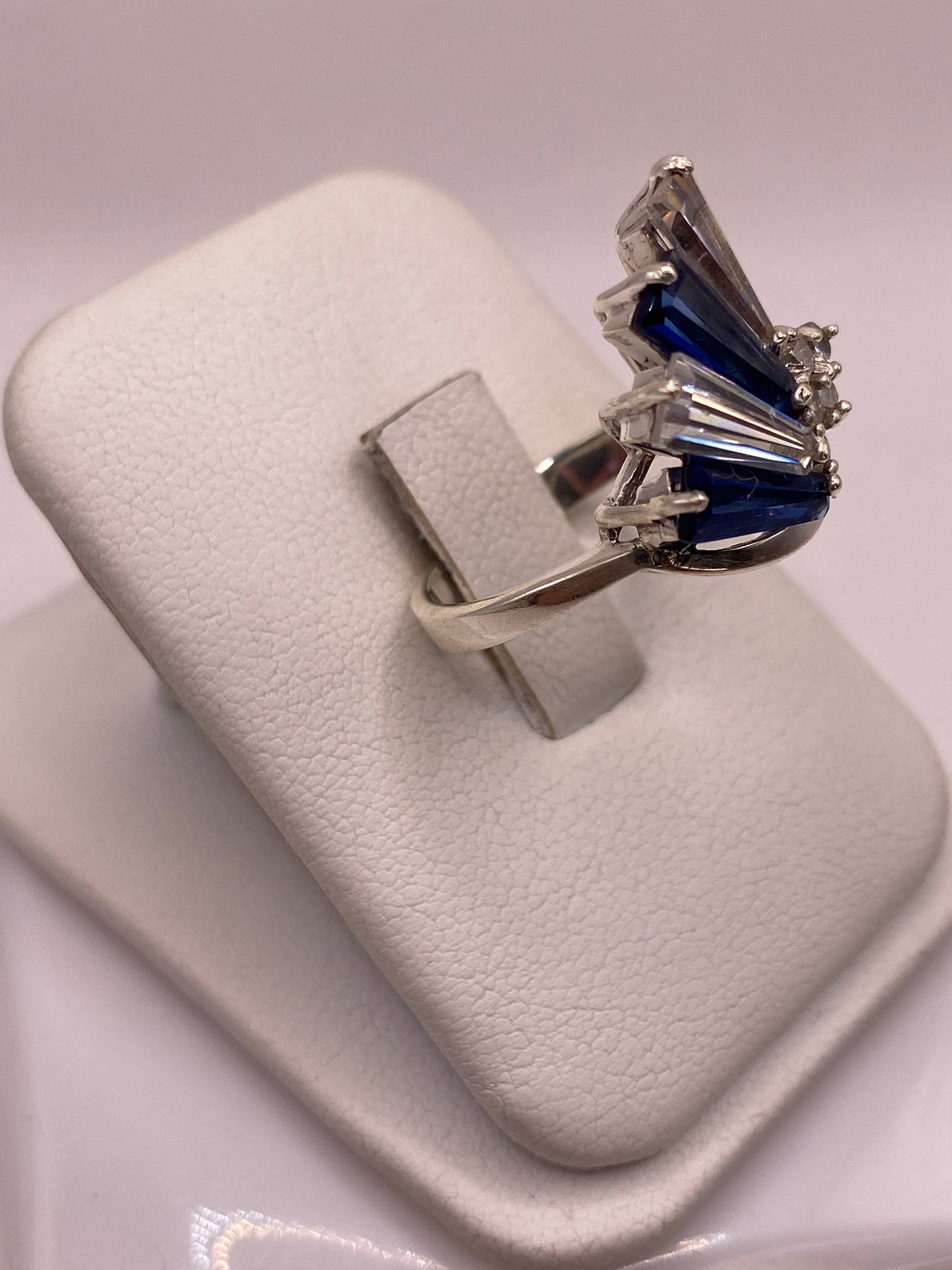 Anillo de Plata Circonia Azul Baguette — Geométrico Moderno — foto 2