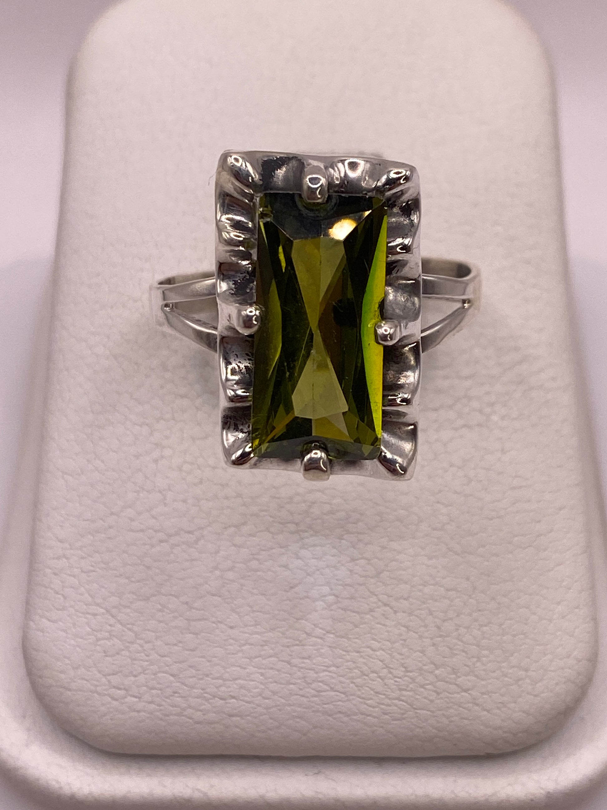 Anillo de plata solitario con circonia verde oliva facetada, frente directo