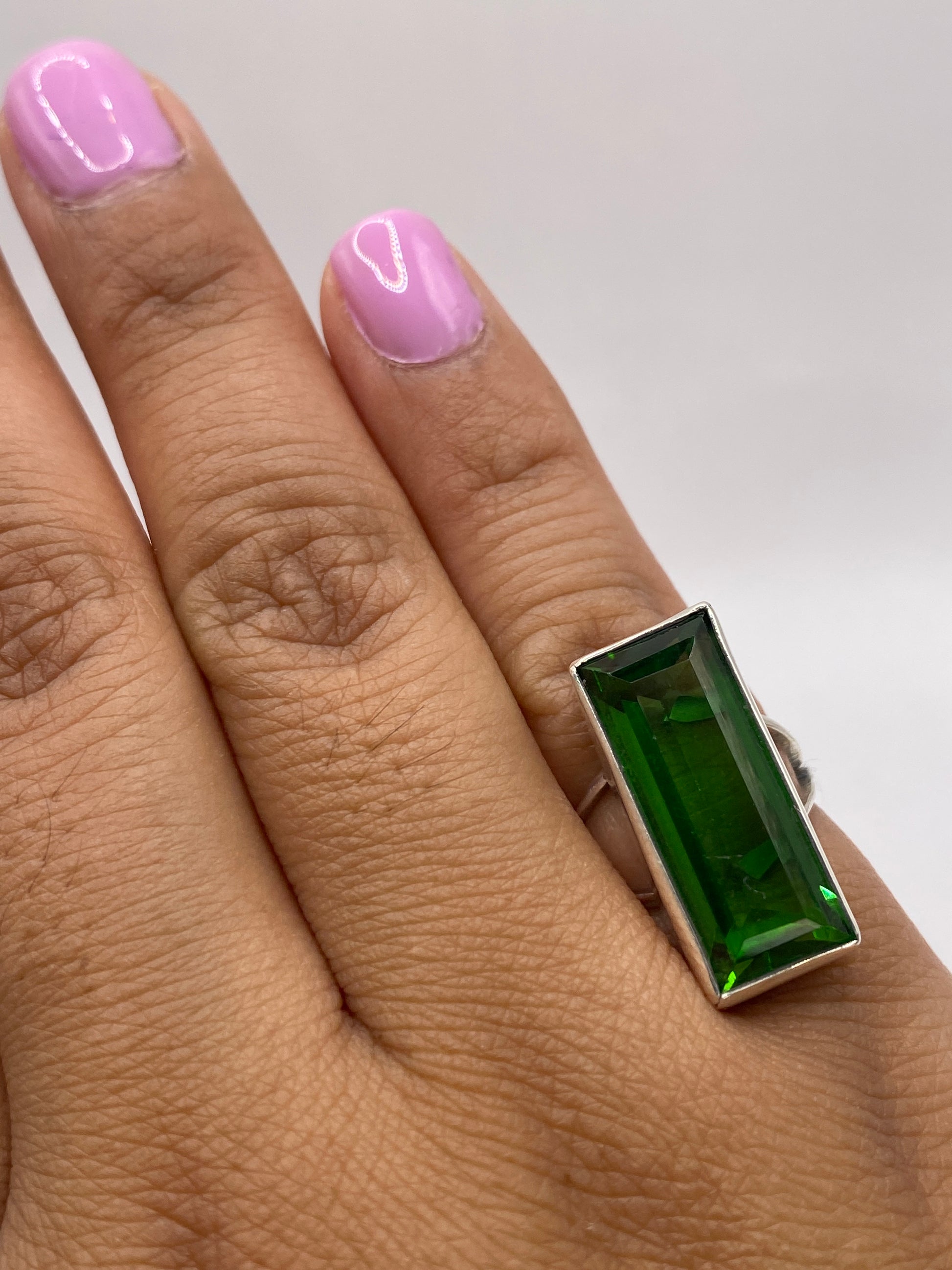 Anillo mostrando el sello 925 MEXICO en la banda de plata