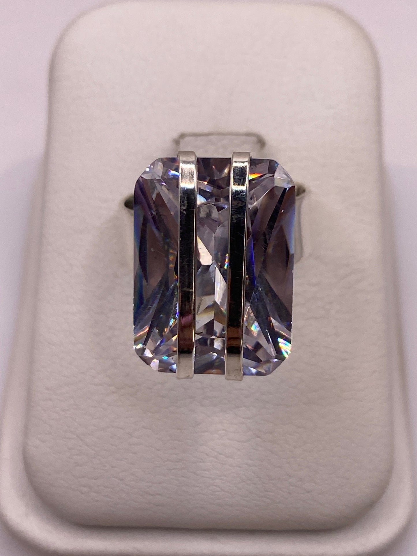 Anillo solitario de plata .925 con circonia cristalina en estuche blanco