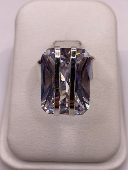 Anillo solitario de plata .925 con circonia cristalina en estuche blanco