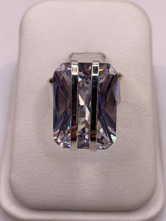 Anillo solitario de plata .925 con circonia cristalina en estuche blanco