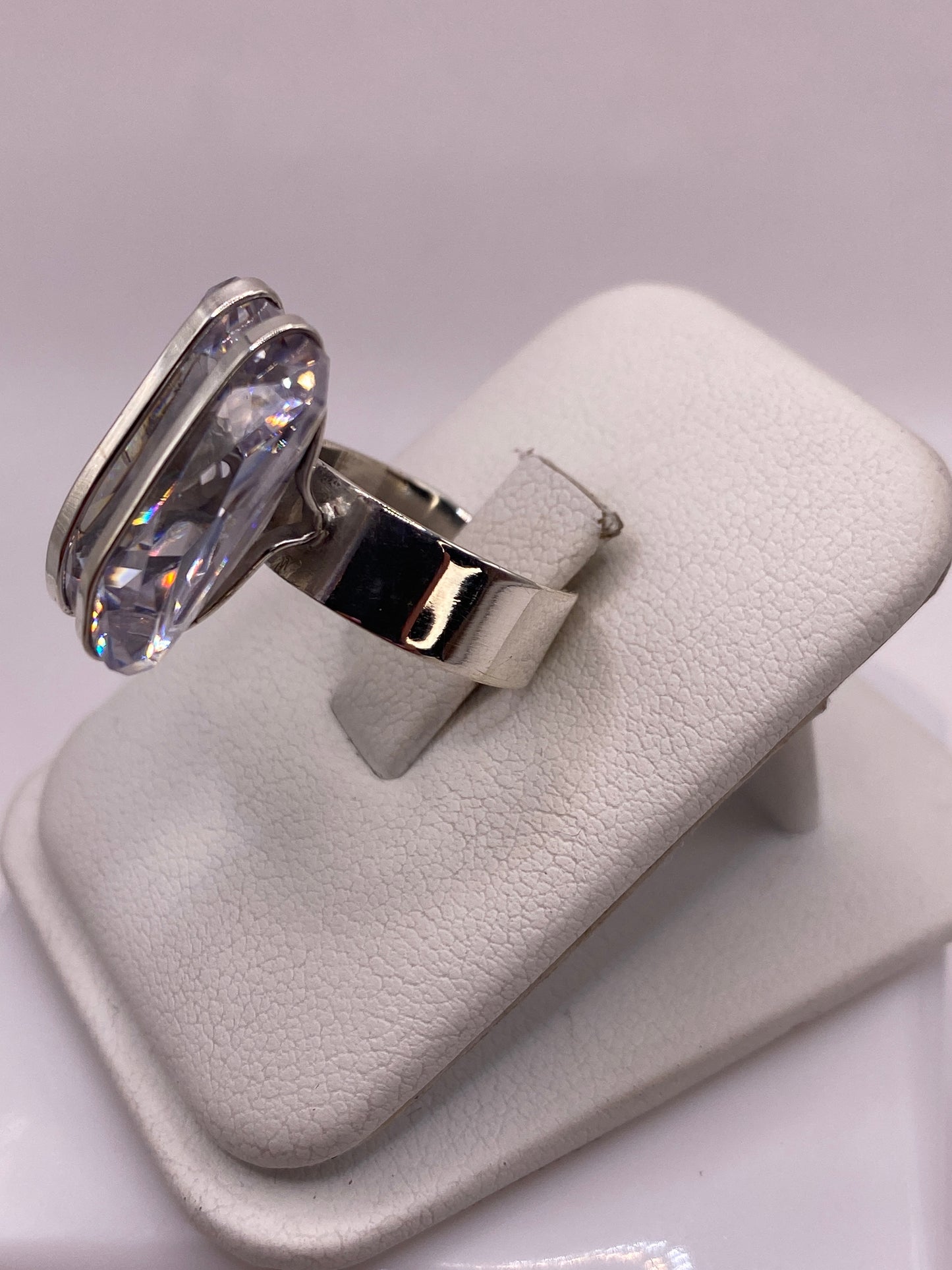 Detalle frontal del anillo solitario mostrando la circonia brillante engastada