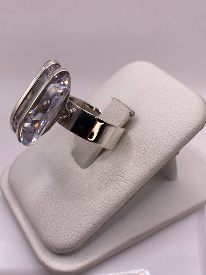 Detalle frontal del anillo solitario mostrando la circonia brillante engastada