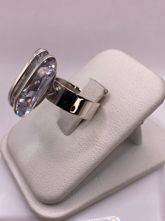 Detalle frontal del anillo solitario mostrando la circonia brillante engastada