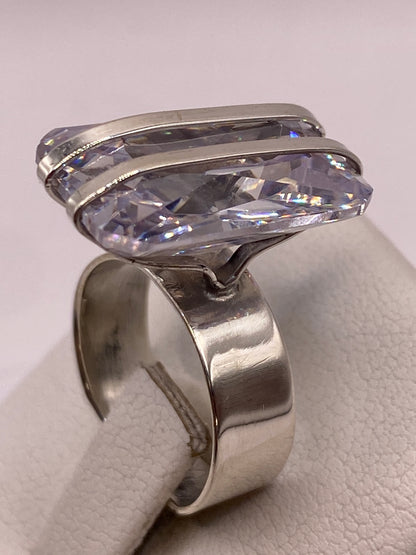 Anillo ajustable en la mano luciendo la circonia cristalina brillante
