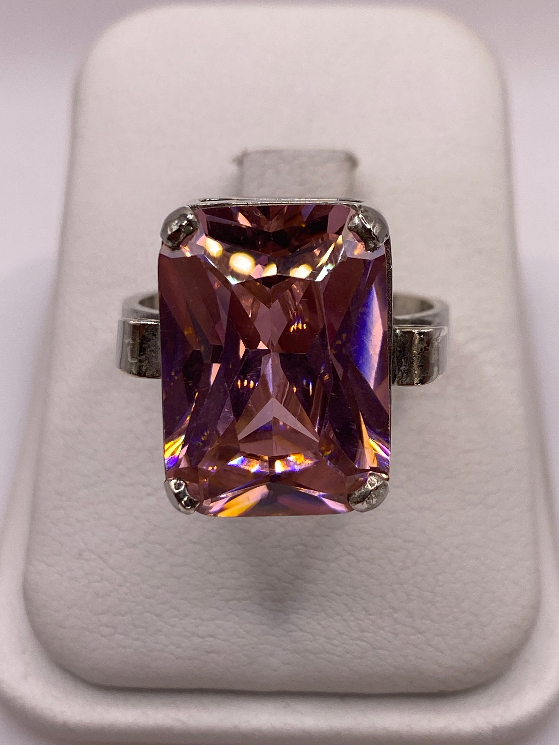 Anillo de plata solitario con circonia rosa en caja de regalo blanca, vista frontal