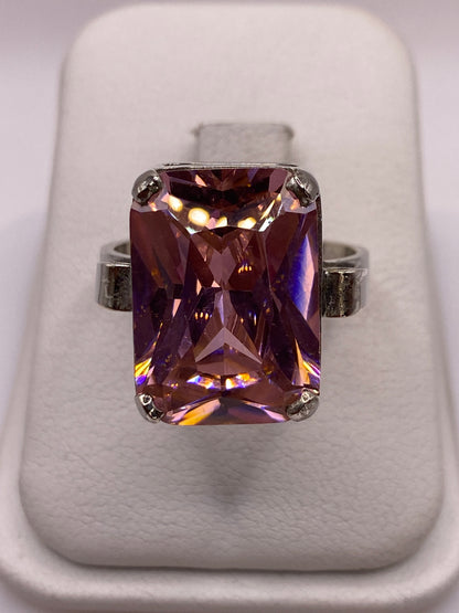 Anillo de plata solitario con circonia rosa en caja de regalo blanca, vista frontal