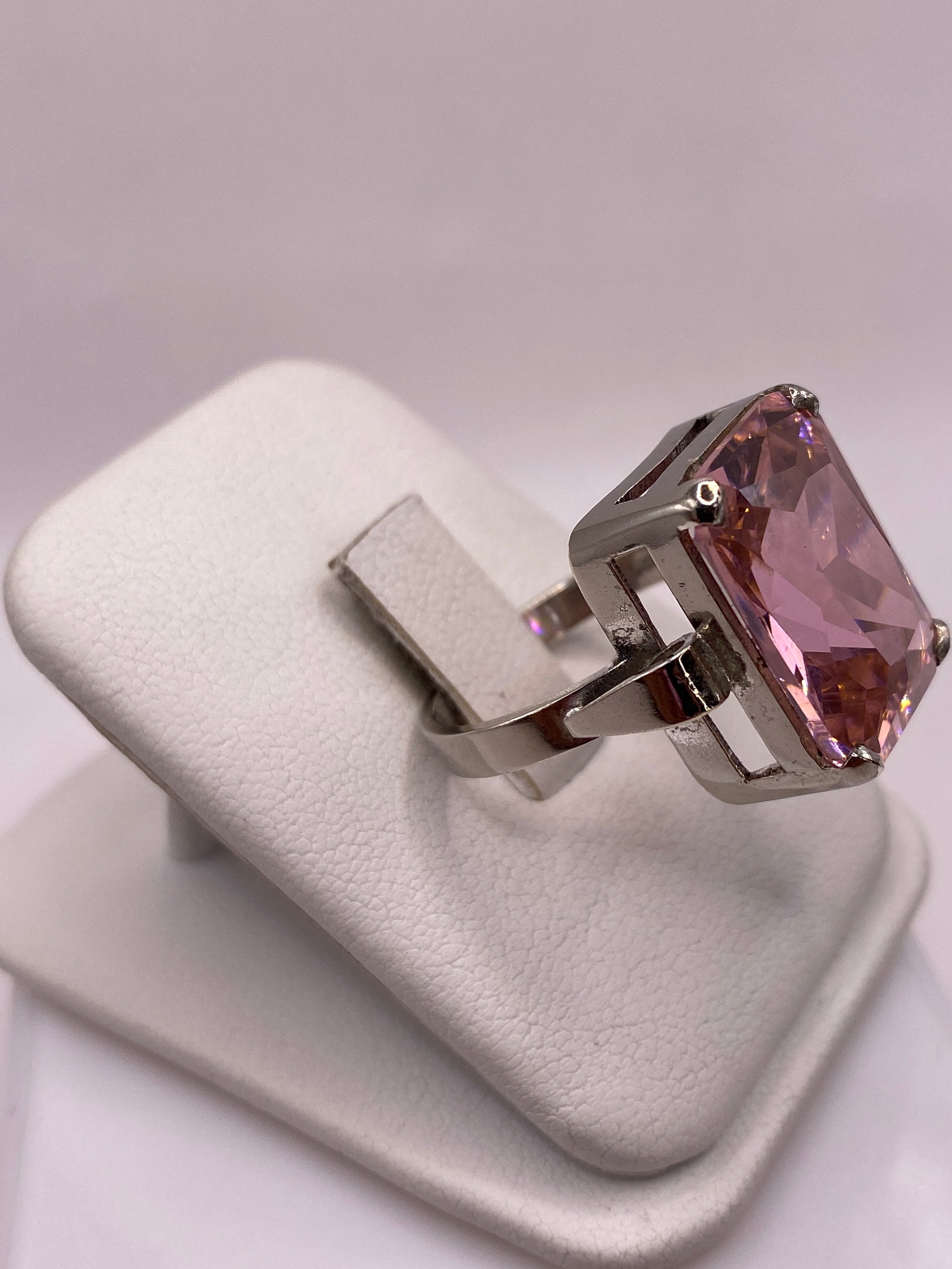 Detalle lateral del anillo solitario mostrando engaste a mano y banda en plata .925