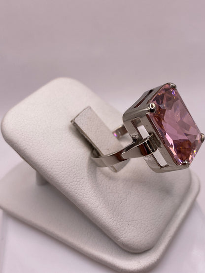 Detalle lateral del anillo solitario mostrando engaste a mano y banda en plata .925