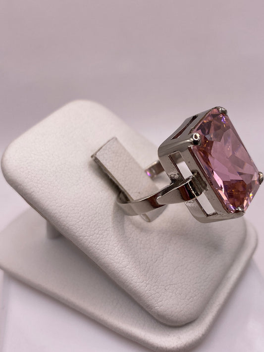 Detalle lateral del anillo solitario mostrando engaste a mano y banda en plata .925
