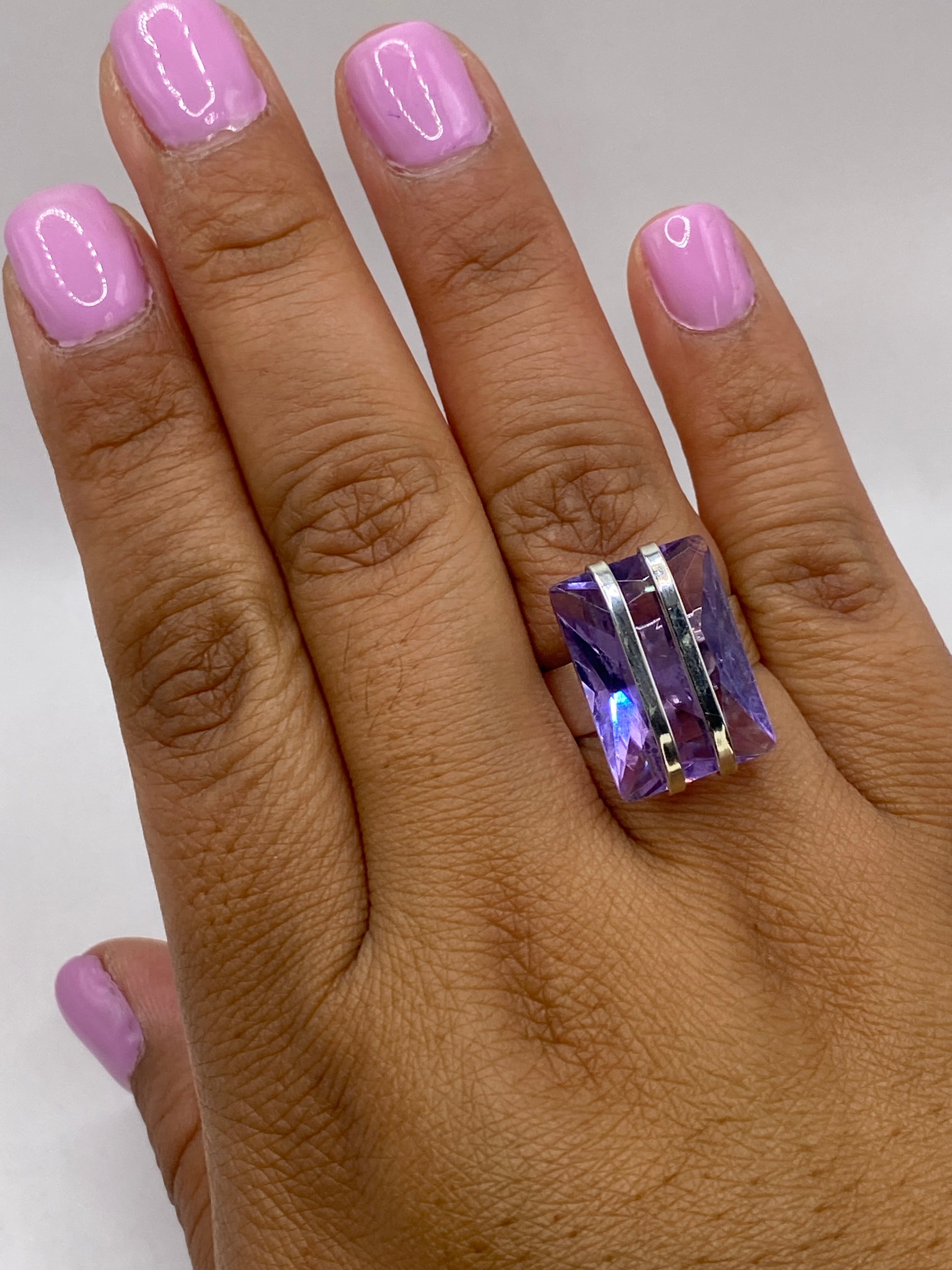 Anillo sobre balanza digital mostrando 5.4 gramos, con sello SKU 002487