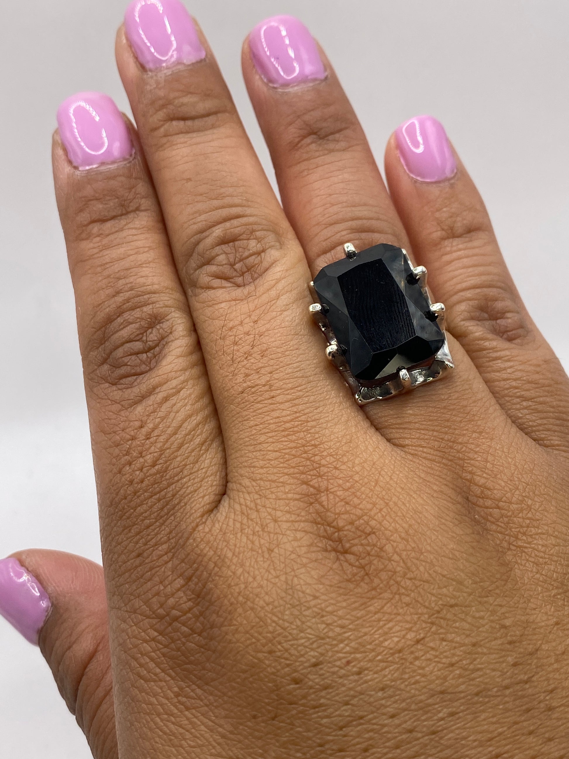 Anillo sobre fondo azul mostrando el peso y sello .925 de la plata