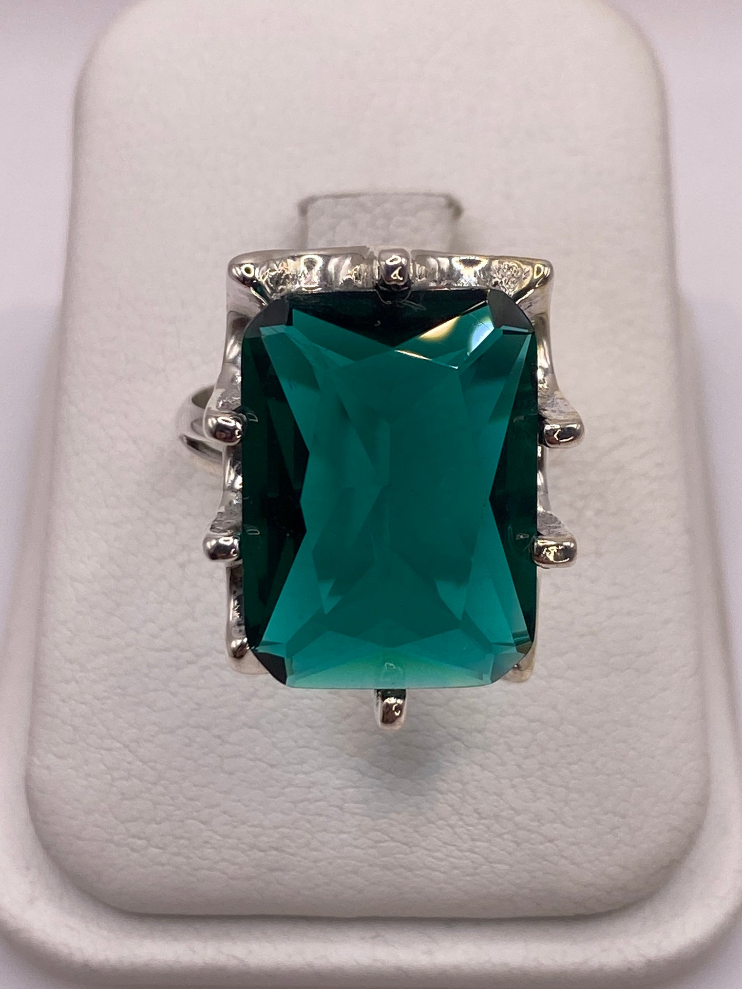 Anillo solitario de plata .925 con circonia verde rectangular facetada en estuche