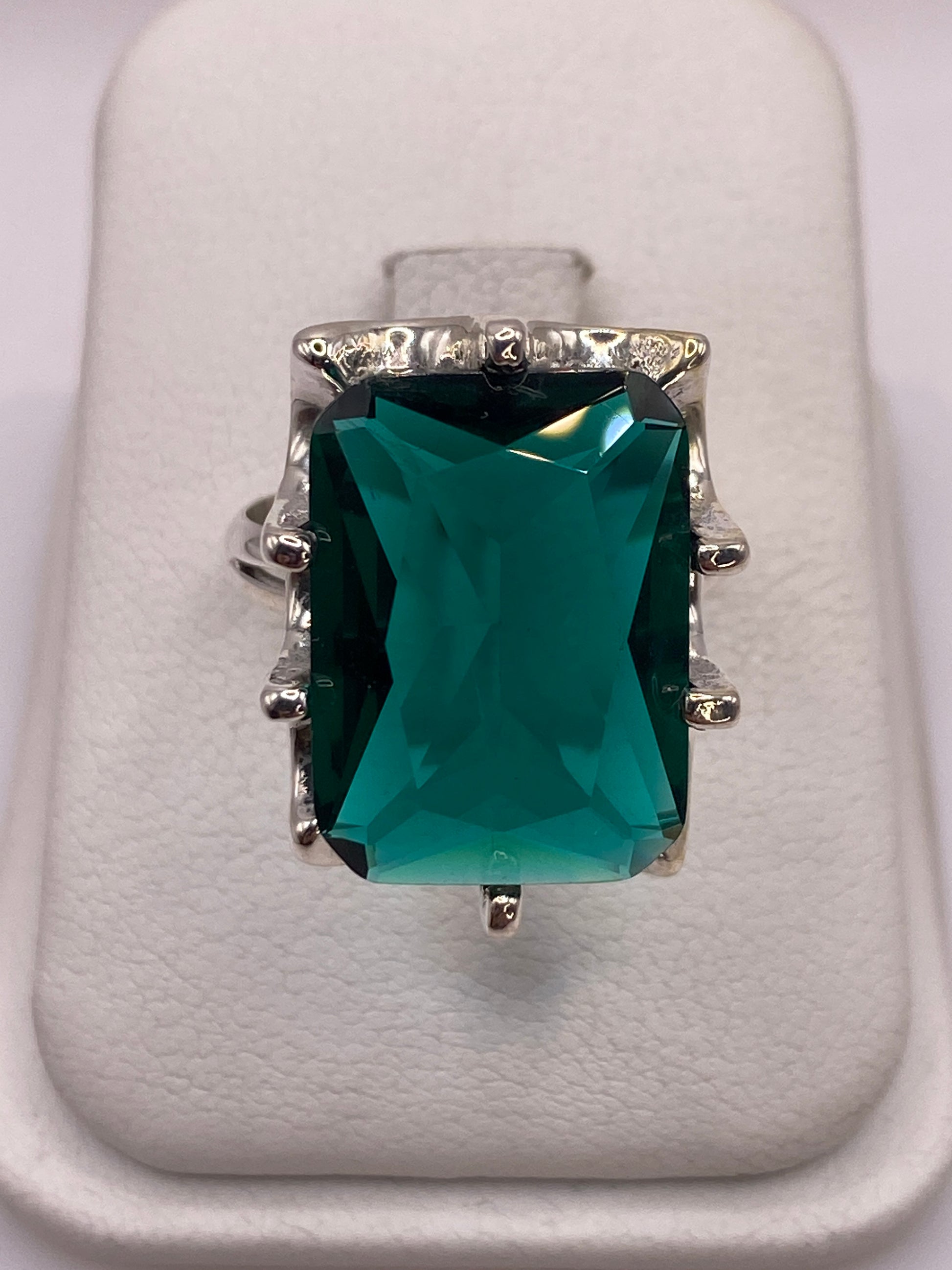 Anillo solitario de plata .925 con circonia verde rectangular facetada en estuche