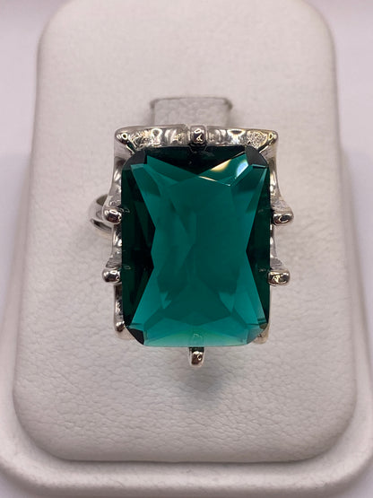 Anillo solitario de plata .925 con circonia verde rectangular facetada en estuche
