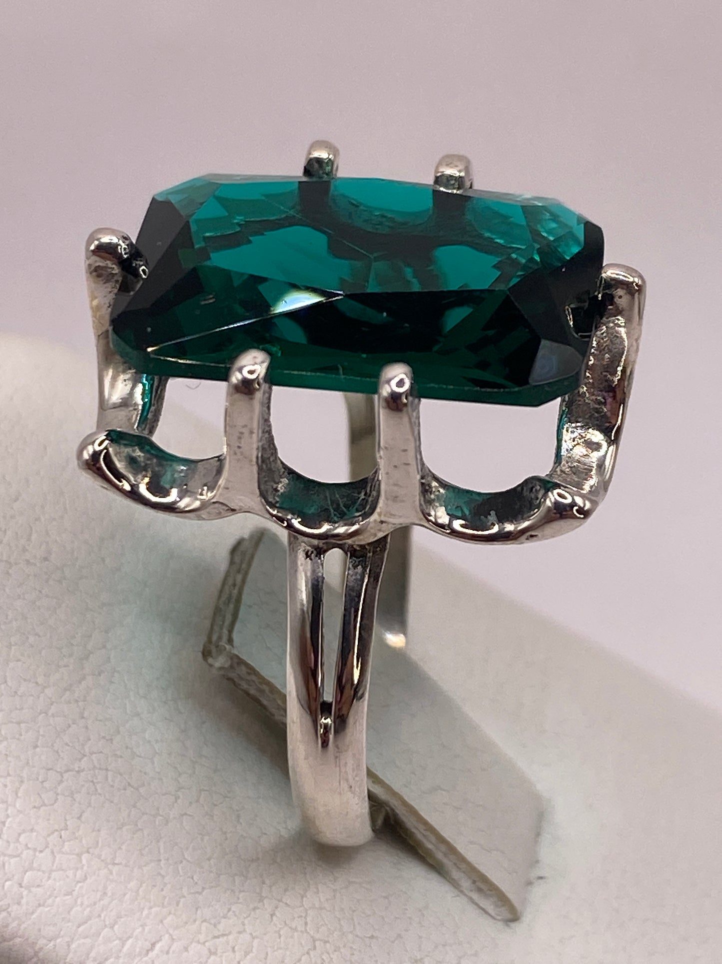 Detalle lateral del anillo mostrando banda y engaste elaborado a mano